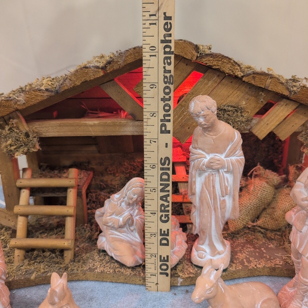 Lighted Wooden Nativity Stable with 11 Terracotta Style Figurines Christmas Set - Picture 12 of 16